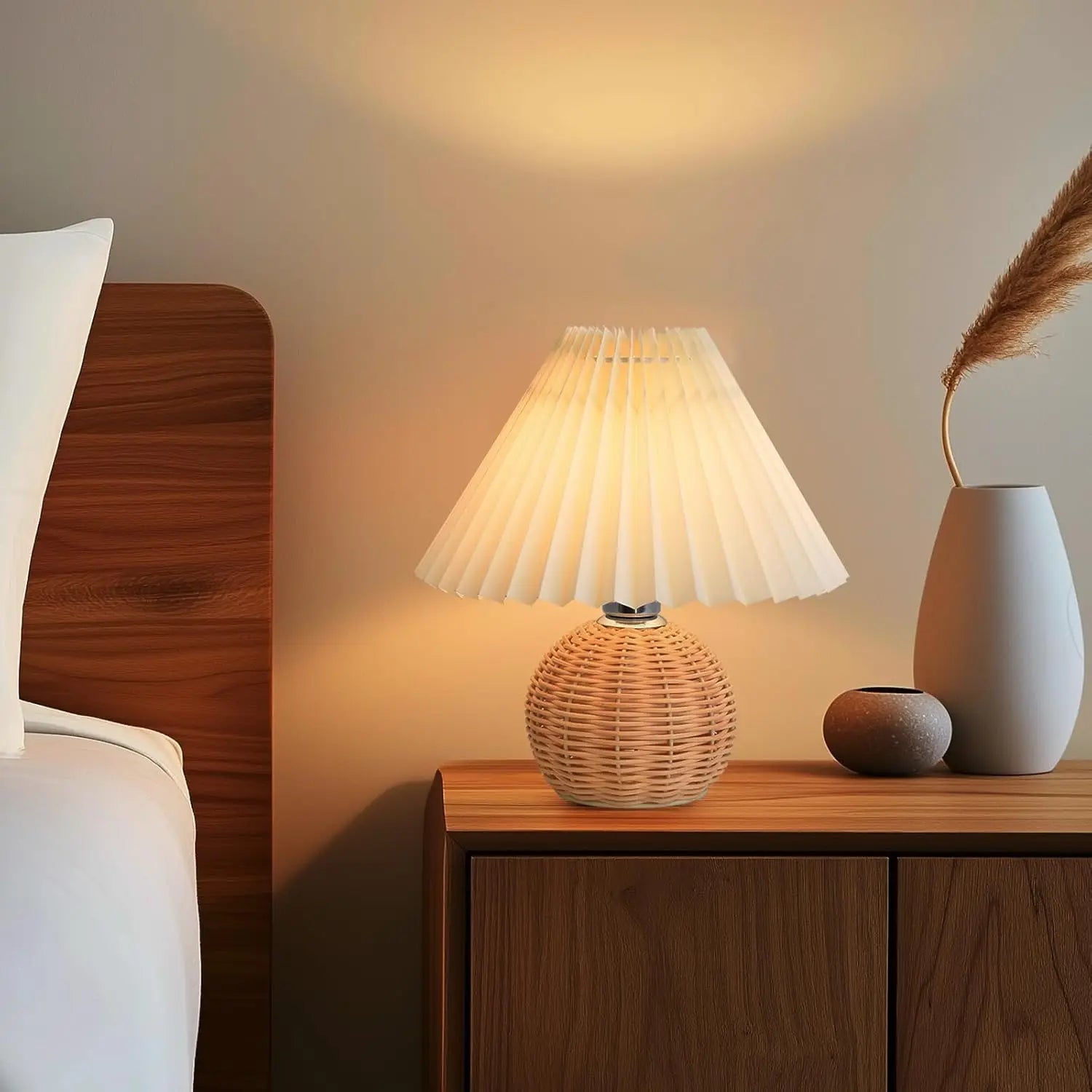 Petite lampe de chevet en rotin