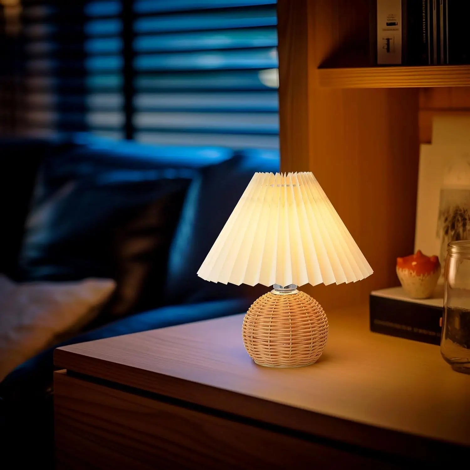Petite lampe de chevet en rotin