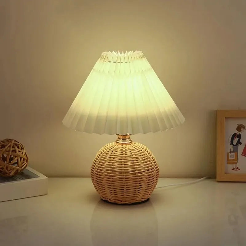 Petite lampe de chevet en rotin