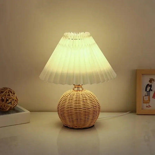 Petite lampe de chevet en rotin