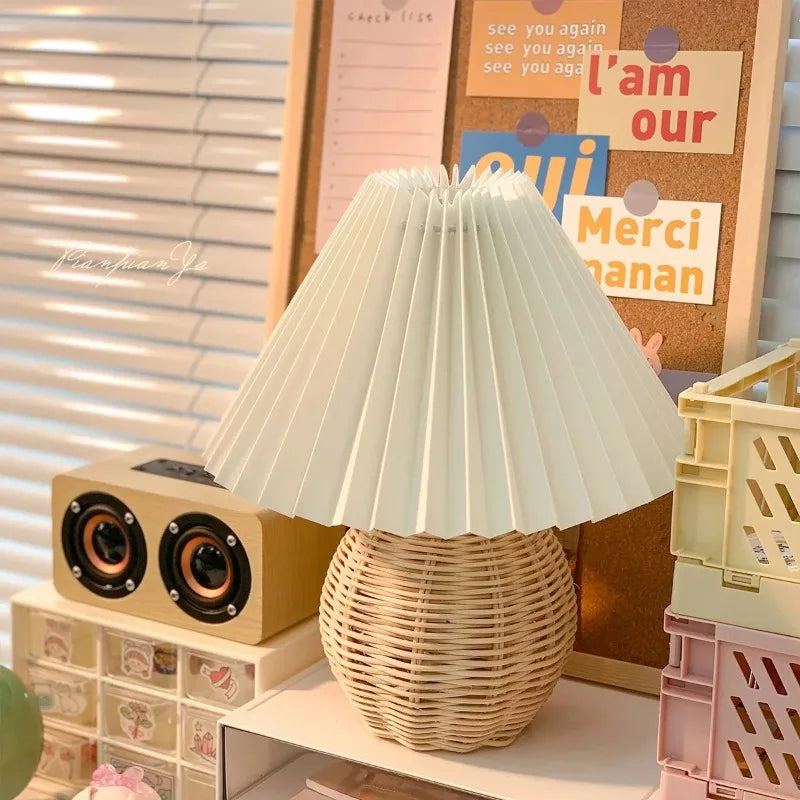 Petite lampe de chevet en rotin