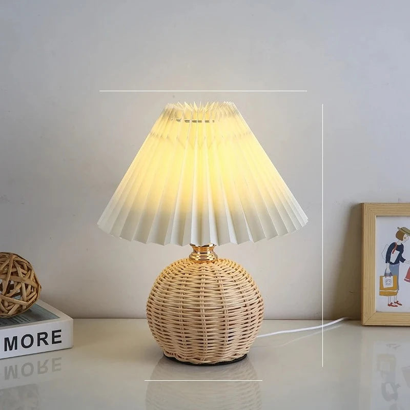 Petite lampe de chevet en rotin