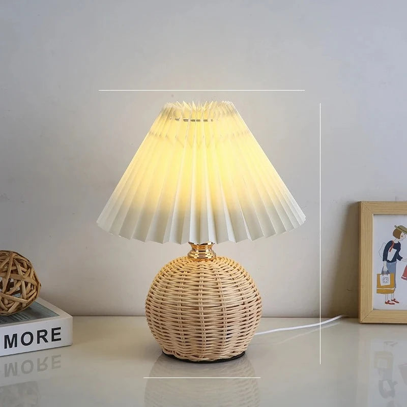 Petite lampe de chevet en rotin